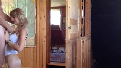 Реальный домашний перепих в позе раком худенькой блондинки с другом в загородном доме
